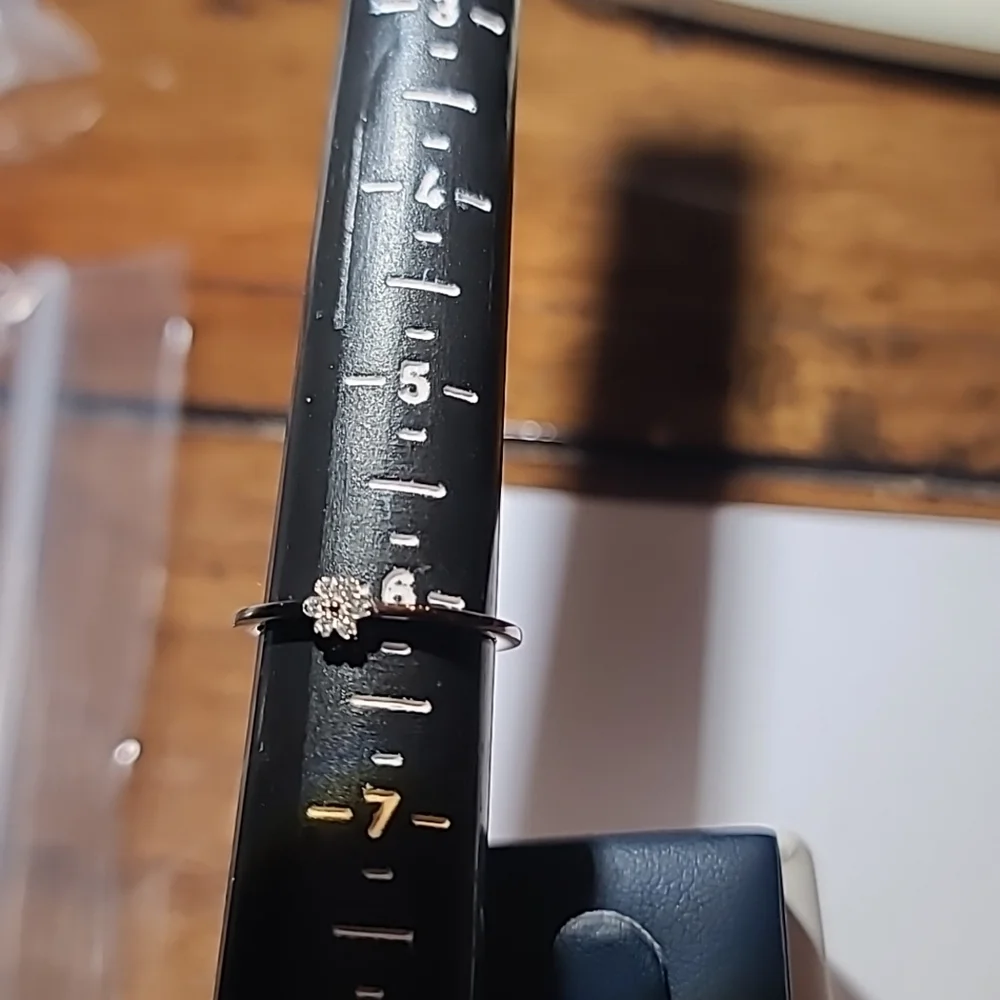 14KT white gold and diamond ring - Picture 5 of 5
